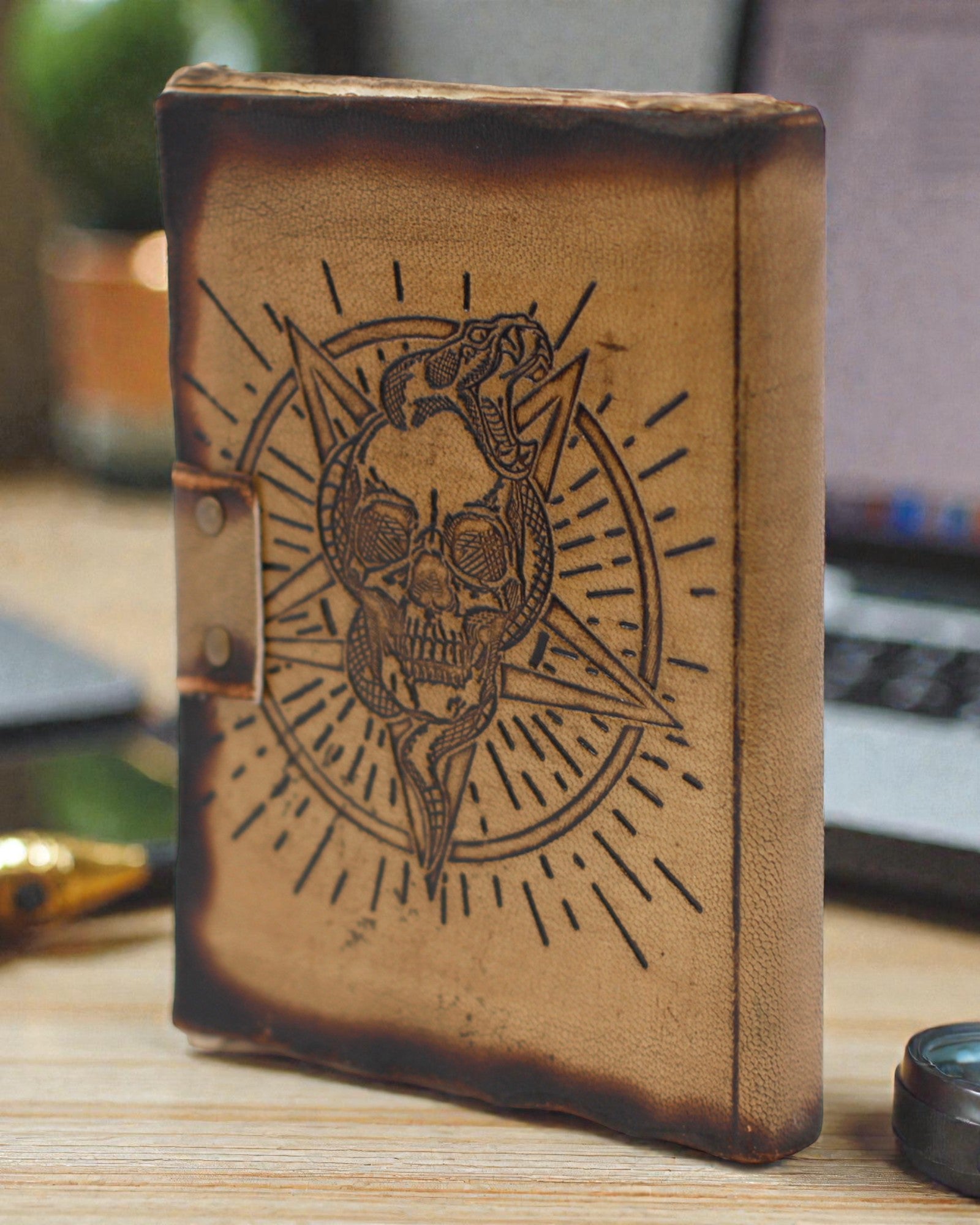 Шкіряний записник «Пентагон і череп» з опаленими краями (18x13 см)