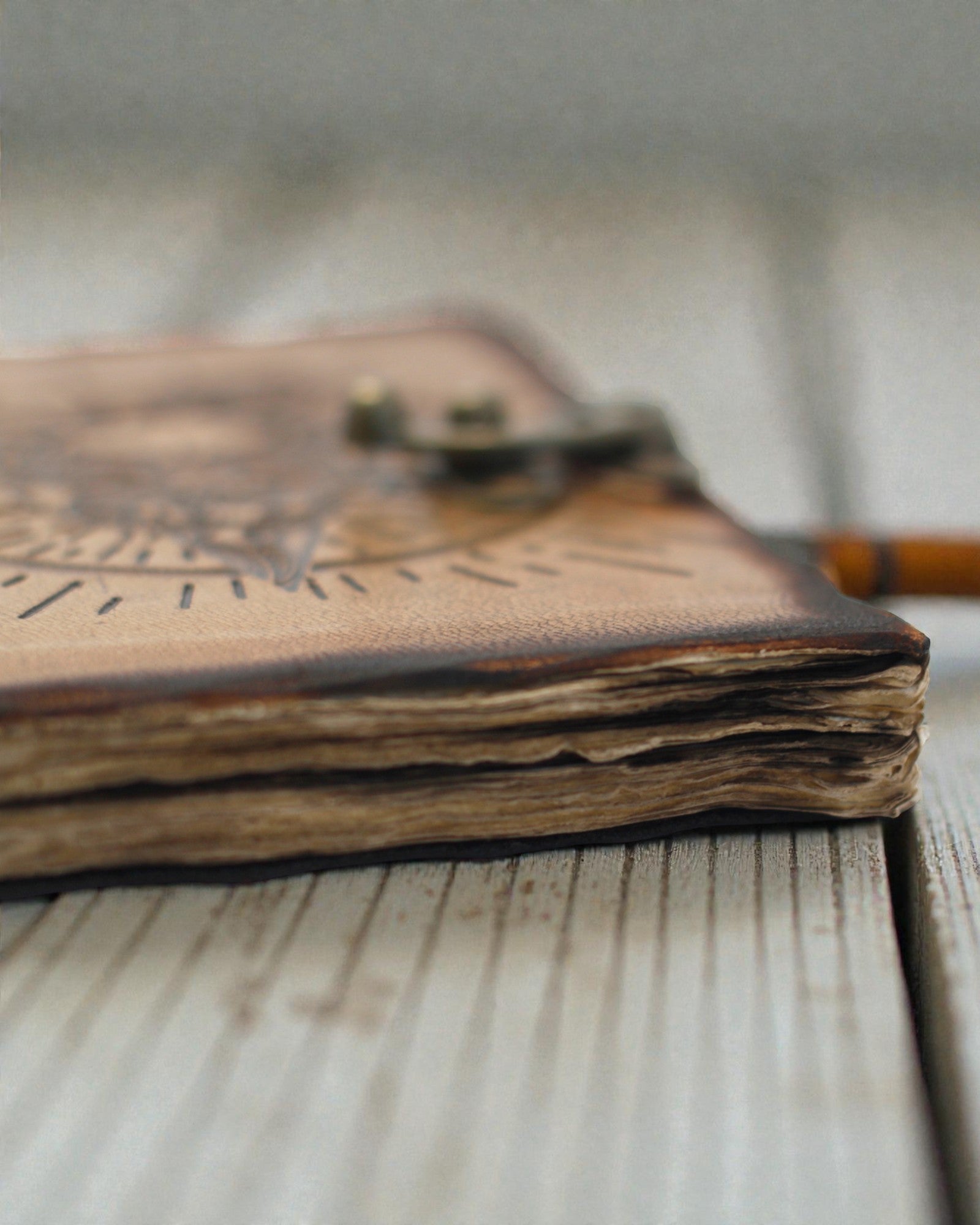 Шкіряний записник «Пентагон і череп» з опаленими краями (18x13 см)