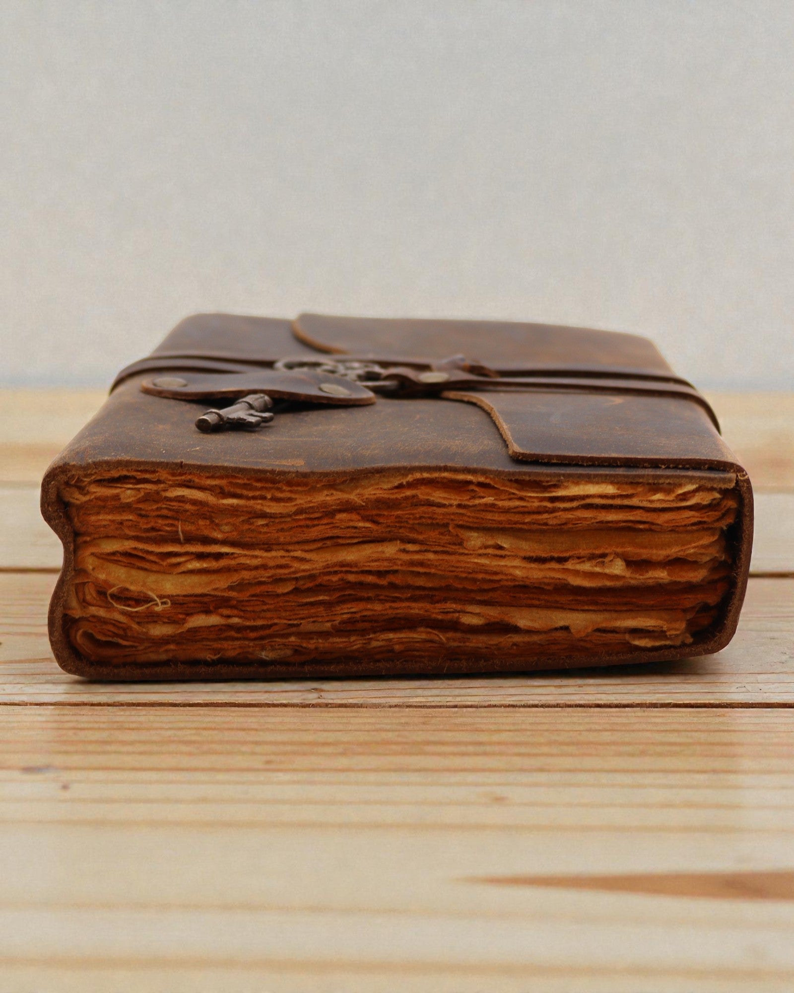 Oiled Leather Notebook with Secret Key – Vintage Diary 13 × 18 cm