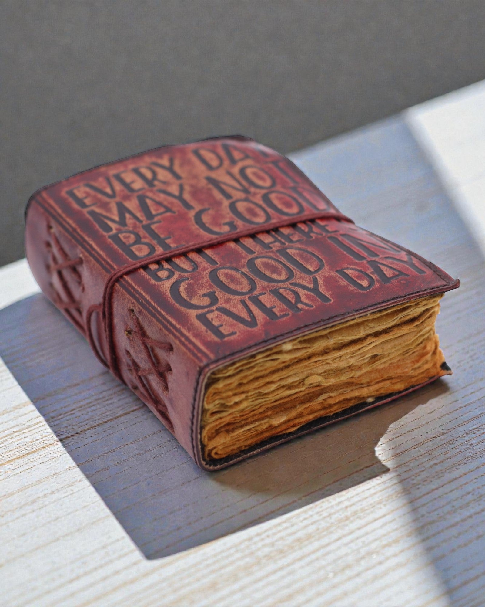 Товстий шкіряний записник із рваним краєм — Не щодня буває добре (12.7 × 8.9 cm)