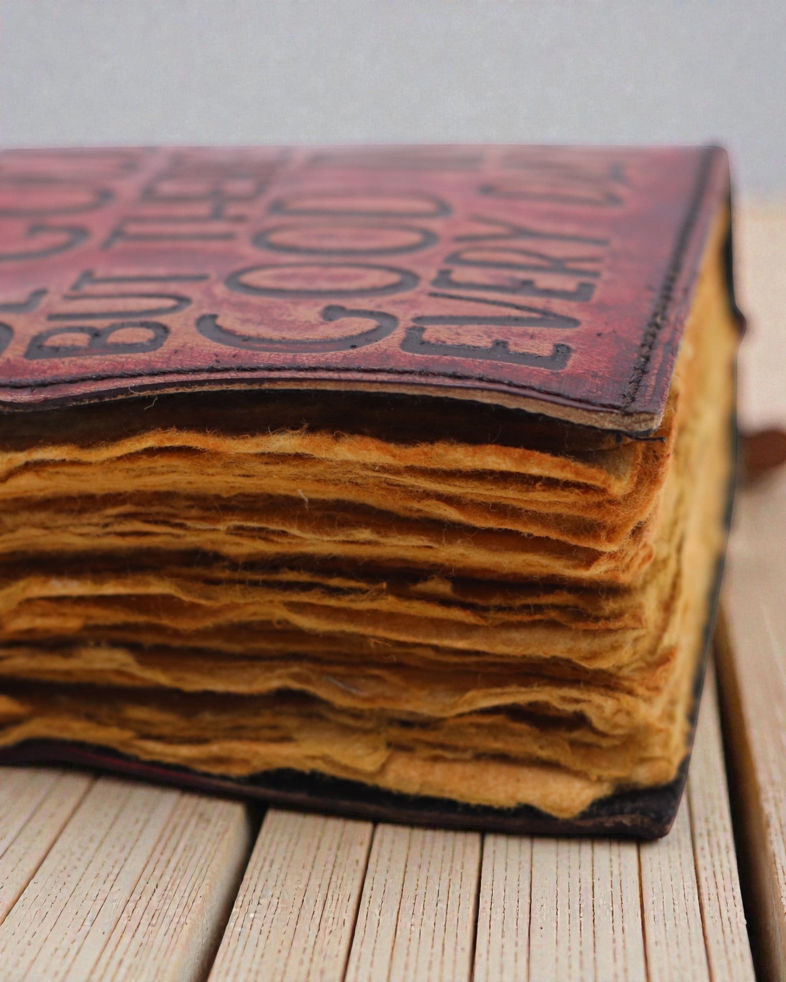 Товстий шкіряний записник із рваним краєм — Не щодня буває добре (12.7 × 8.9 cm)