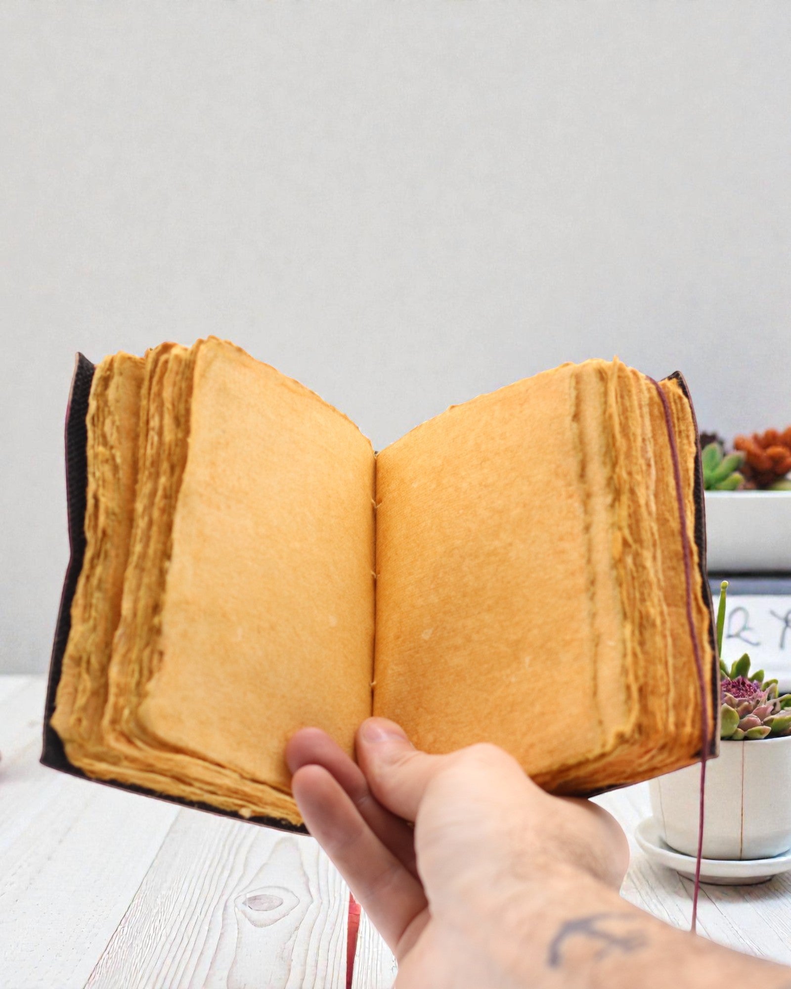 Товстий шкіряний записник із рваним краєм — Не щодня буває добре (12.7 × 8.9 cm)