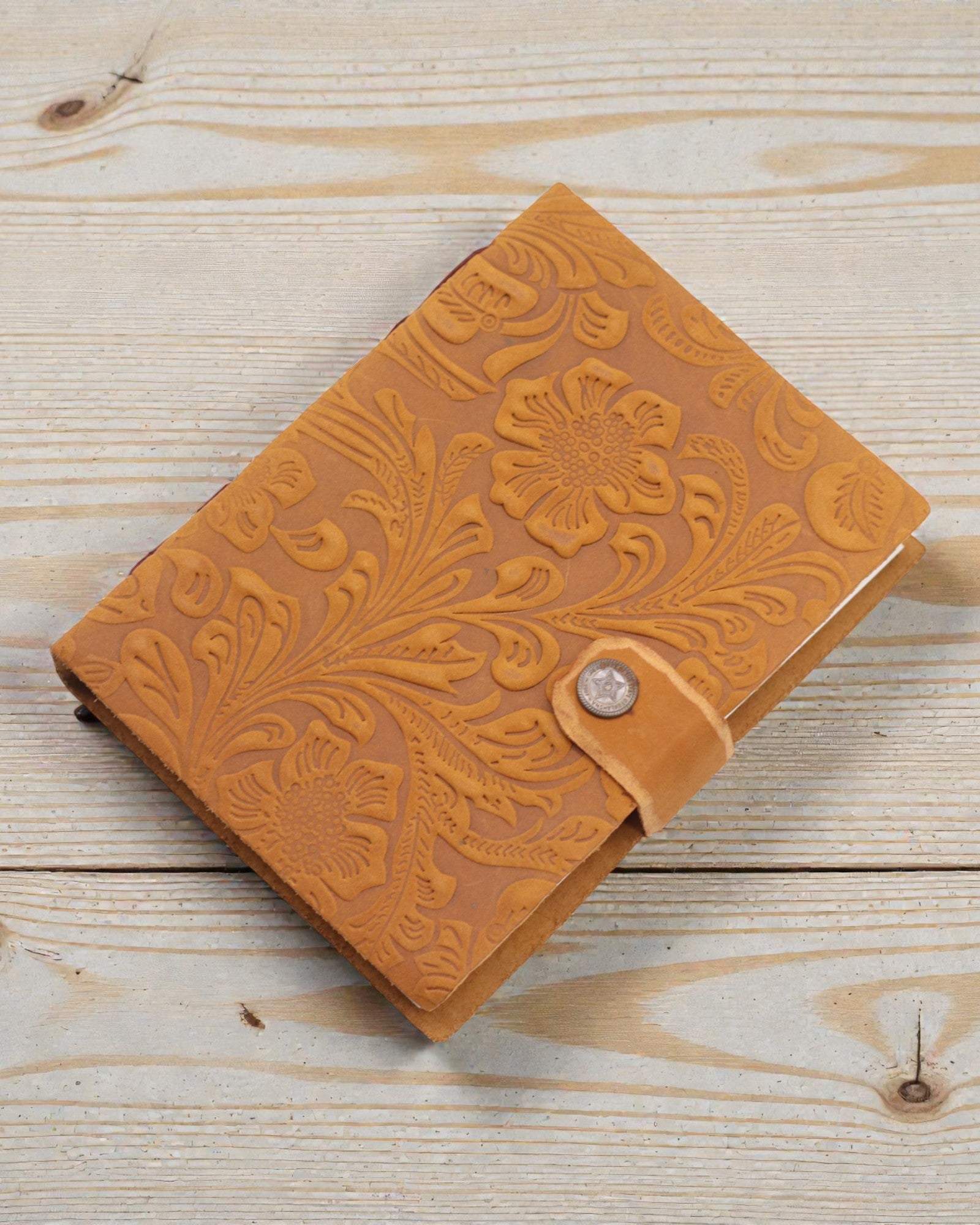 Шкіряний тиснений записник – пісочний, квітковий візерунок – 17.8×12.7 см