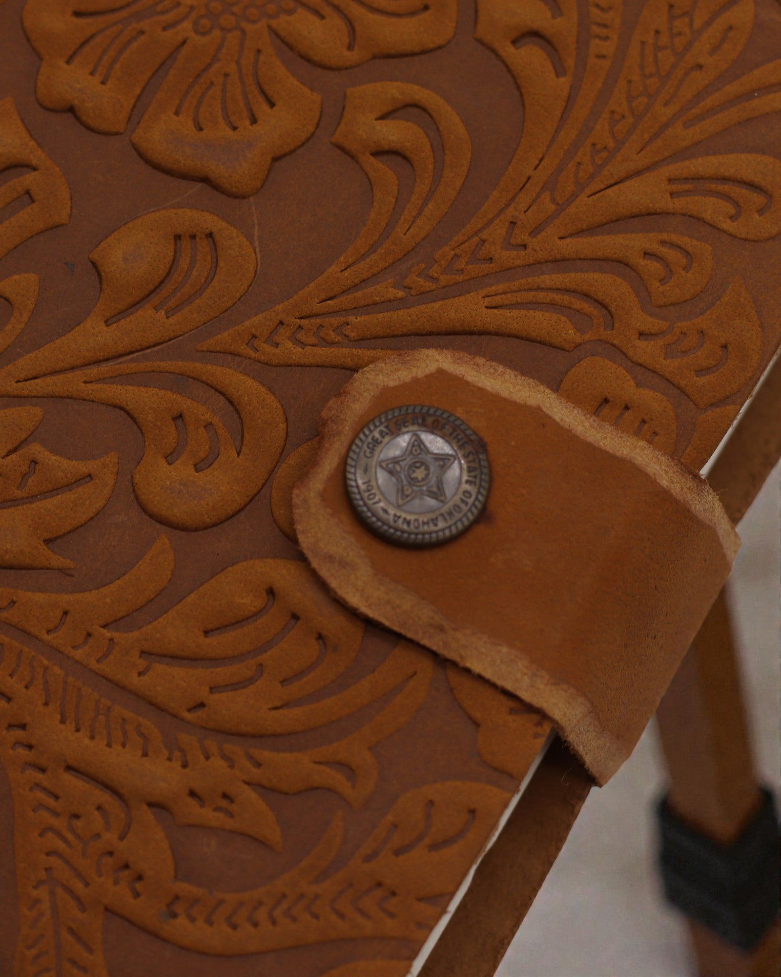 Шкіряний тиснений записник – пісочний, квітковий візерунок – 17.8×12.7 см