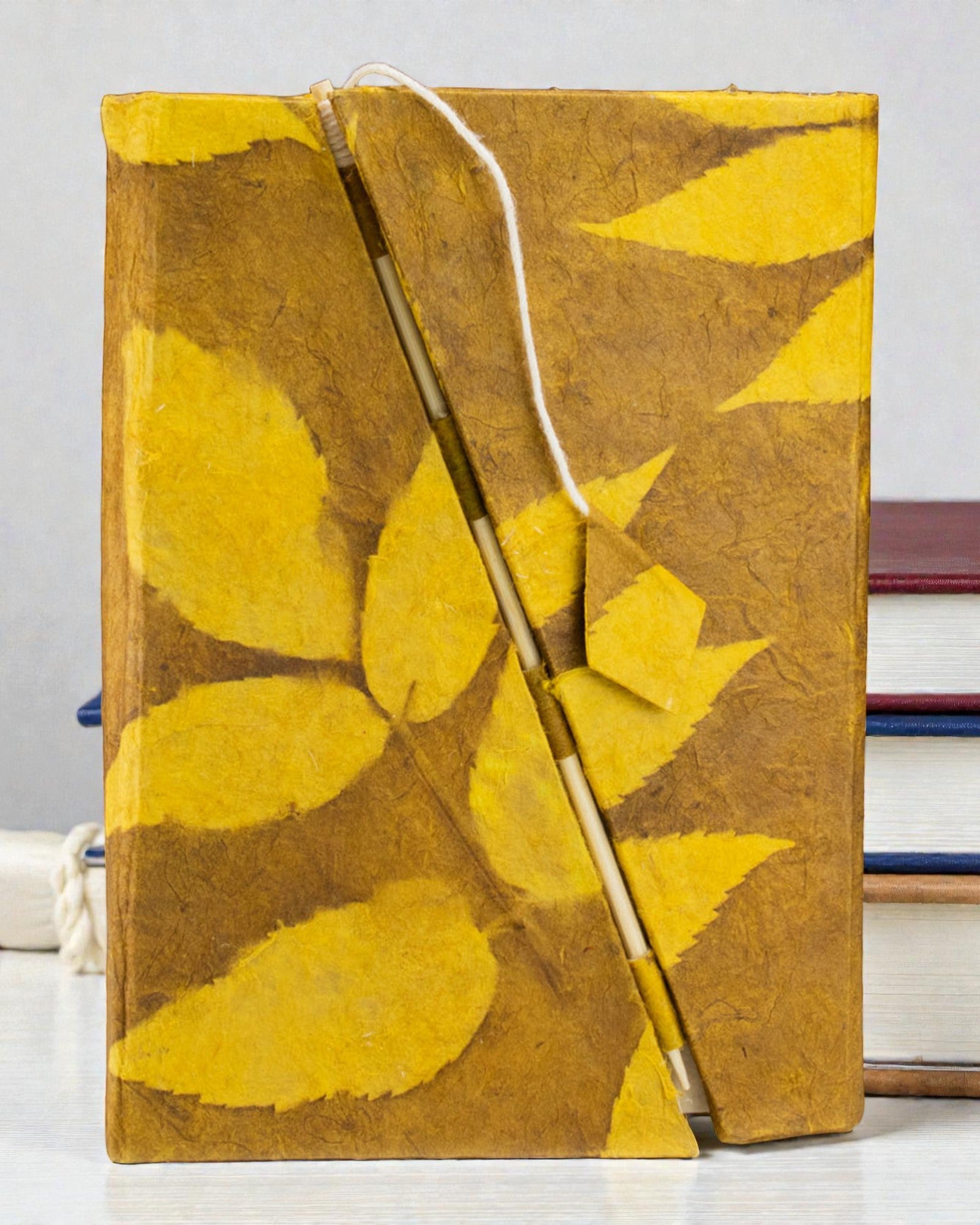 Нотатник Lokta «Виразний квітковий» з бамбуковою застібкою – Середній (15x12cm) – 45 аркушів – Гірчично-коричневий