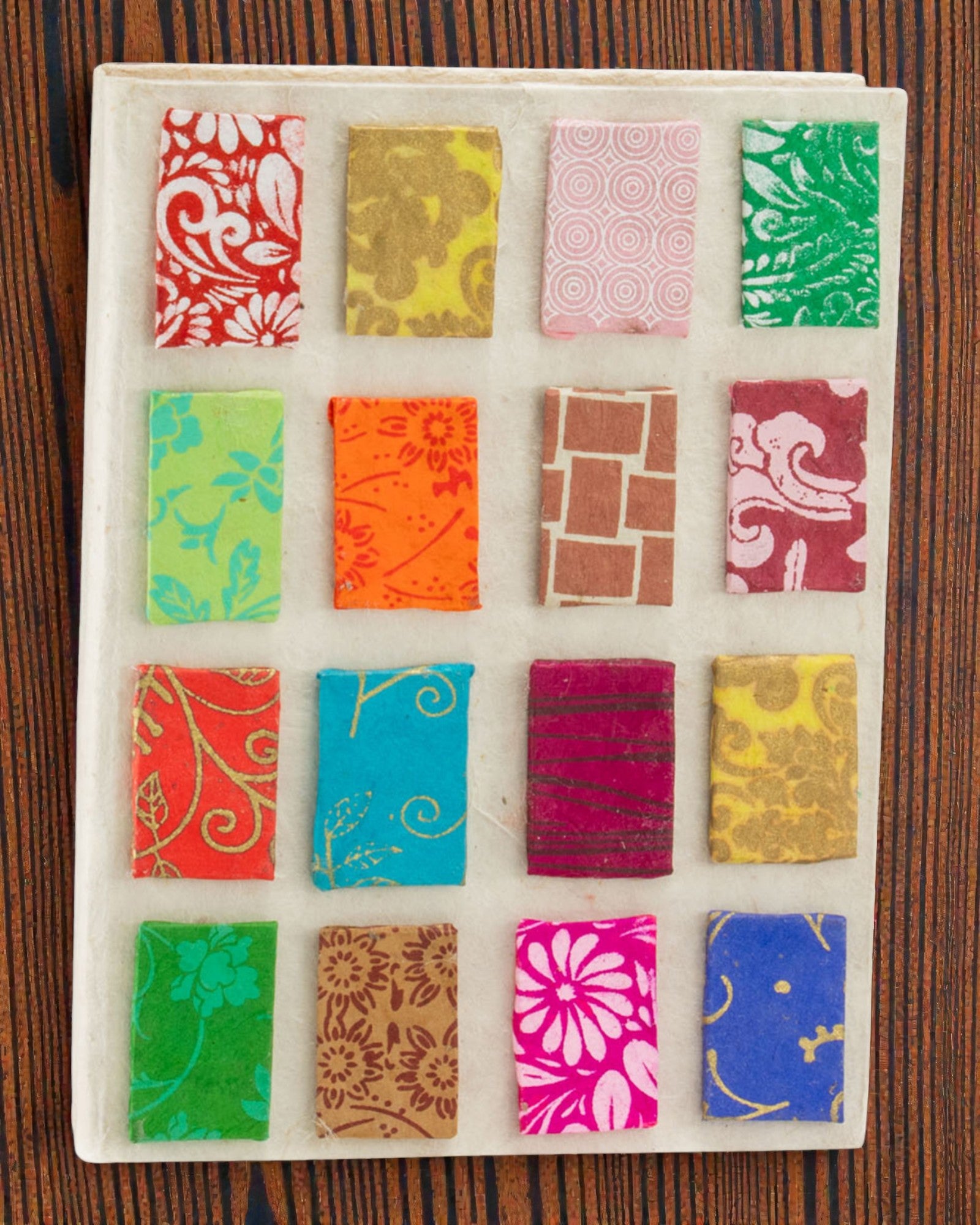 Armonia plăcilor colorate – caiet de notițe Lokta de mărime medie, cu model de plăcuțe mici 15 × 12 cm, 45 de file