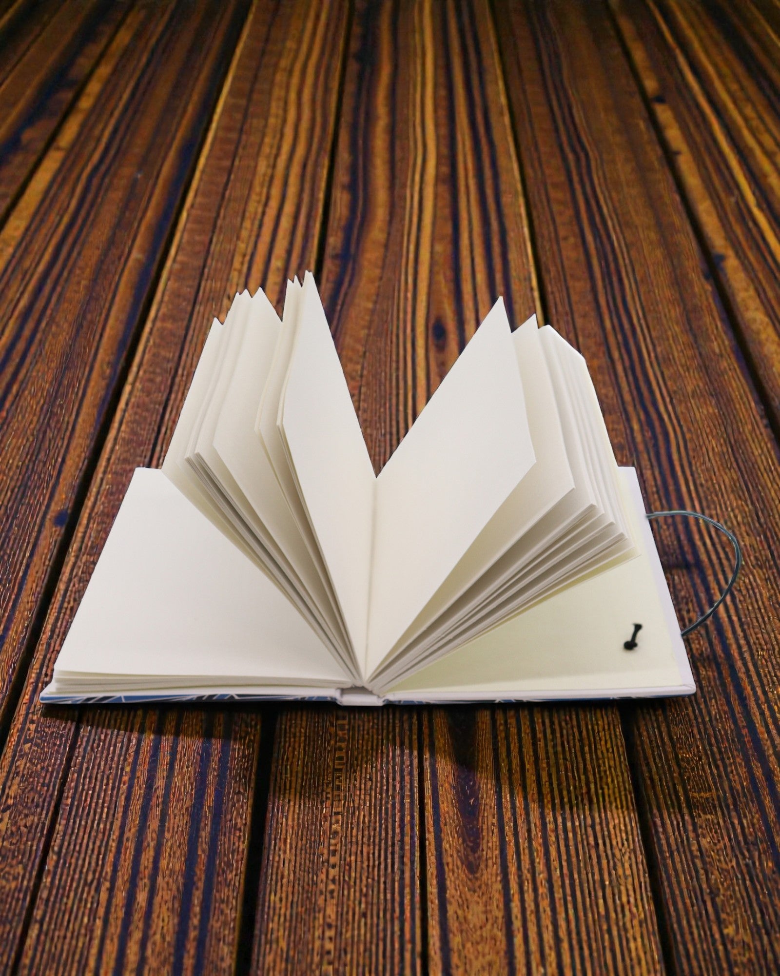 Listy pohromadě – malý zápisník s řemínkem a kokosovým knoflíkem 18 × 12,5 cm, 200 stran