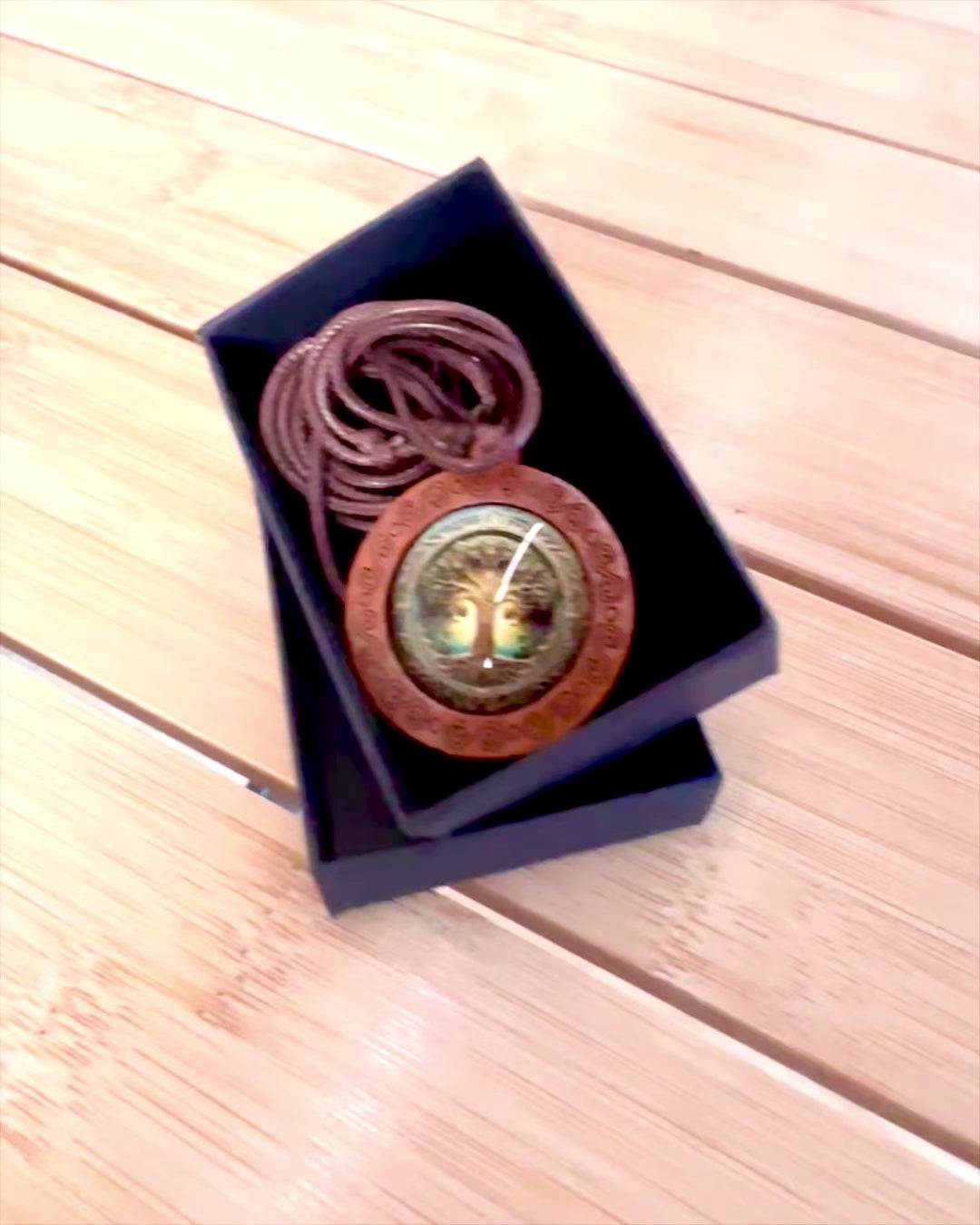 Amulet Života "Strom Předků" - Ručně Vyrobený Náhrdelník ze Dřeva a Skla, možnost personalizace gravírováním jako dárek