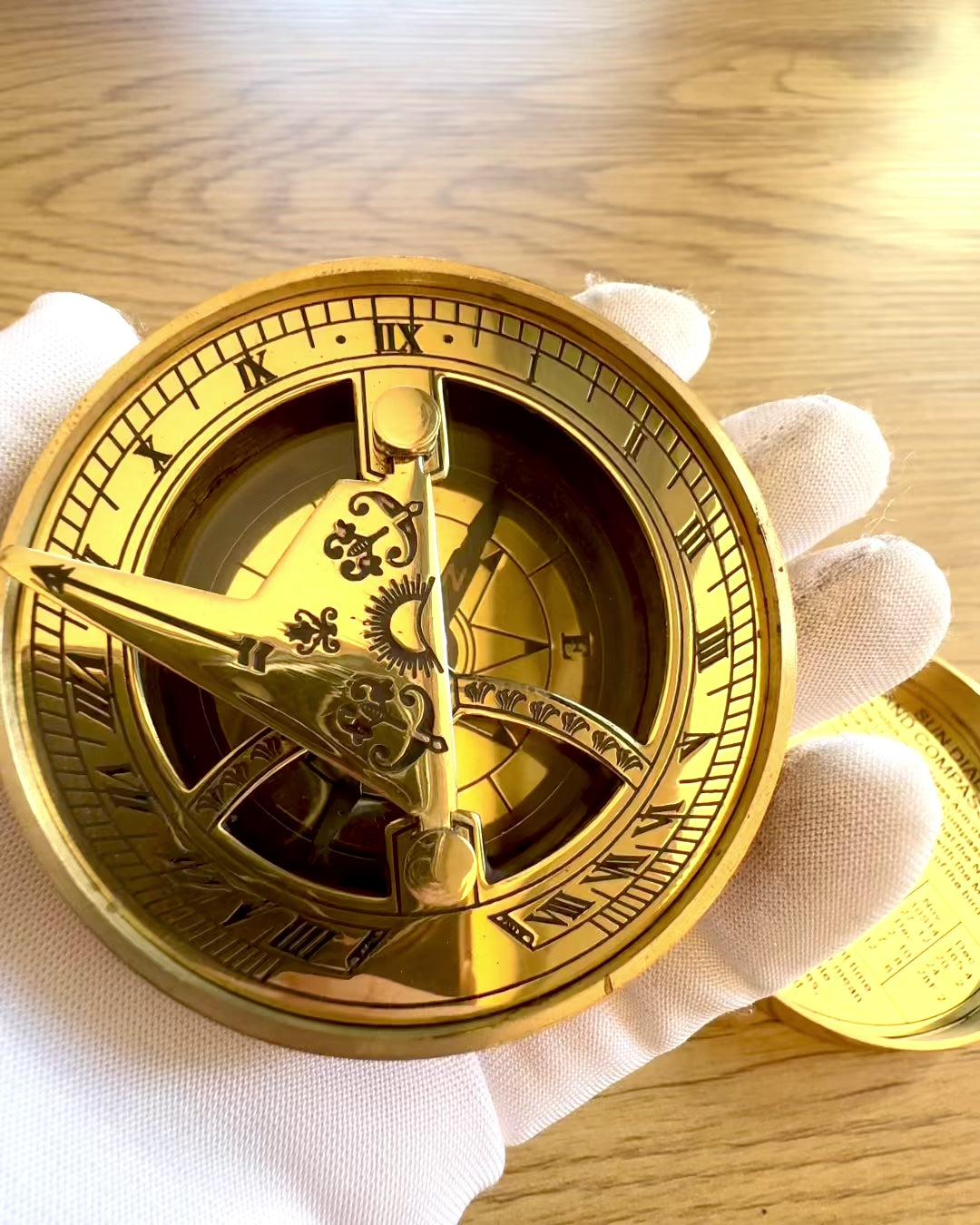 Sluneční kompas Voyager 7cm – mosazné sluneční hodiny s kompasem, personalizace gravírováním jako dárek