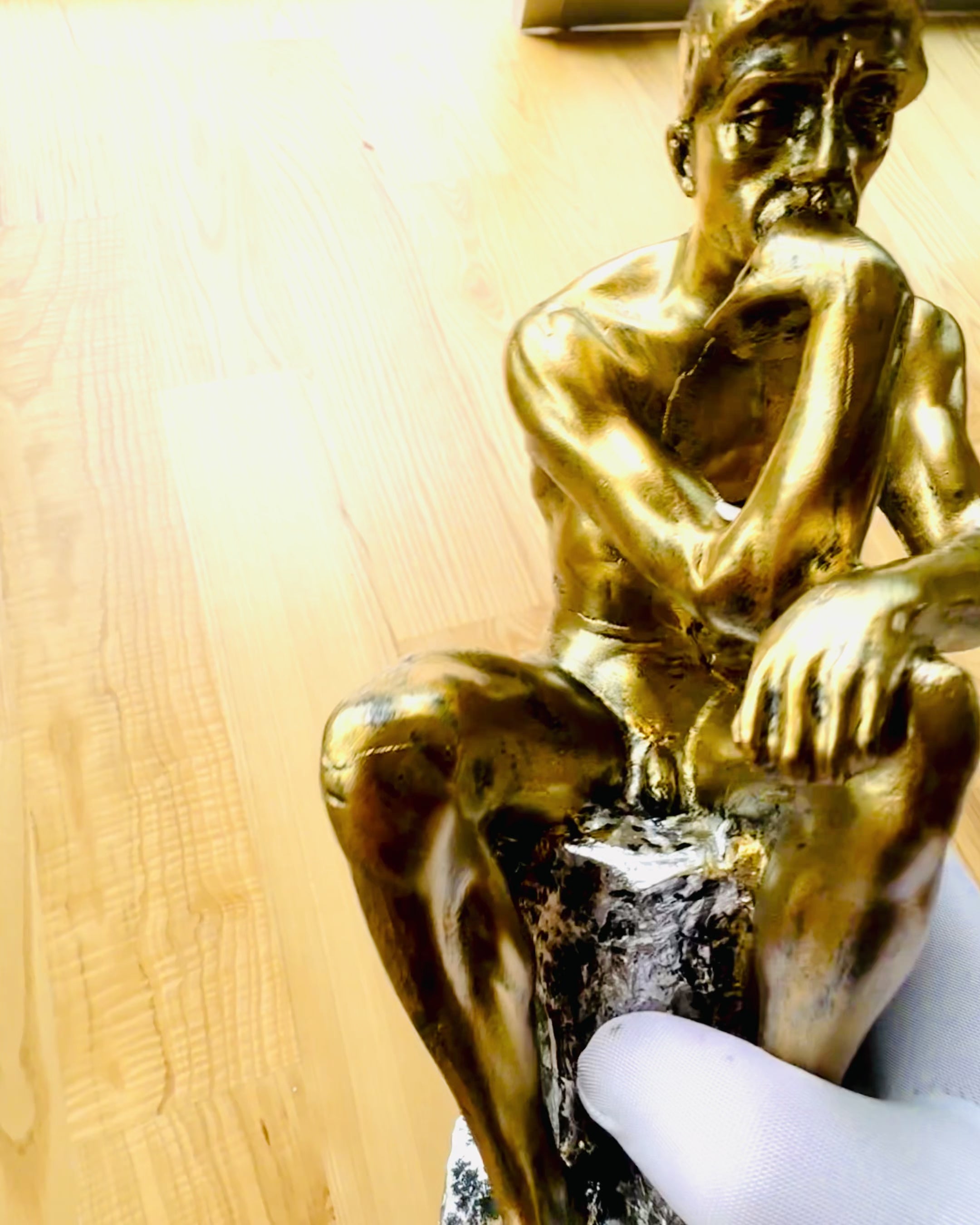 Zlatý Myslitel – Figurka z Pryskyřice, s Možností Personalizace Gravírováním