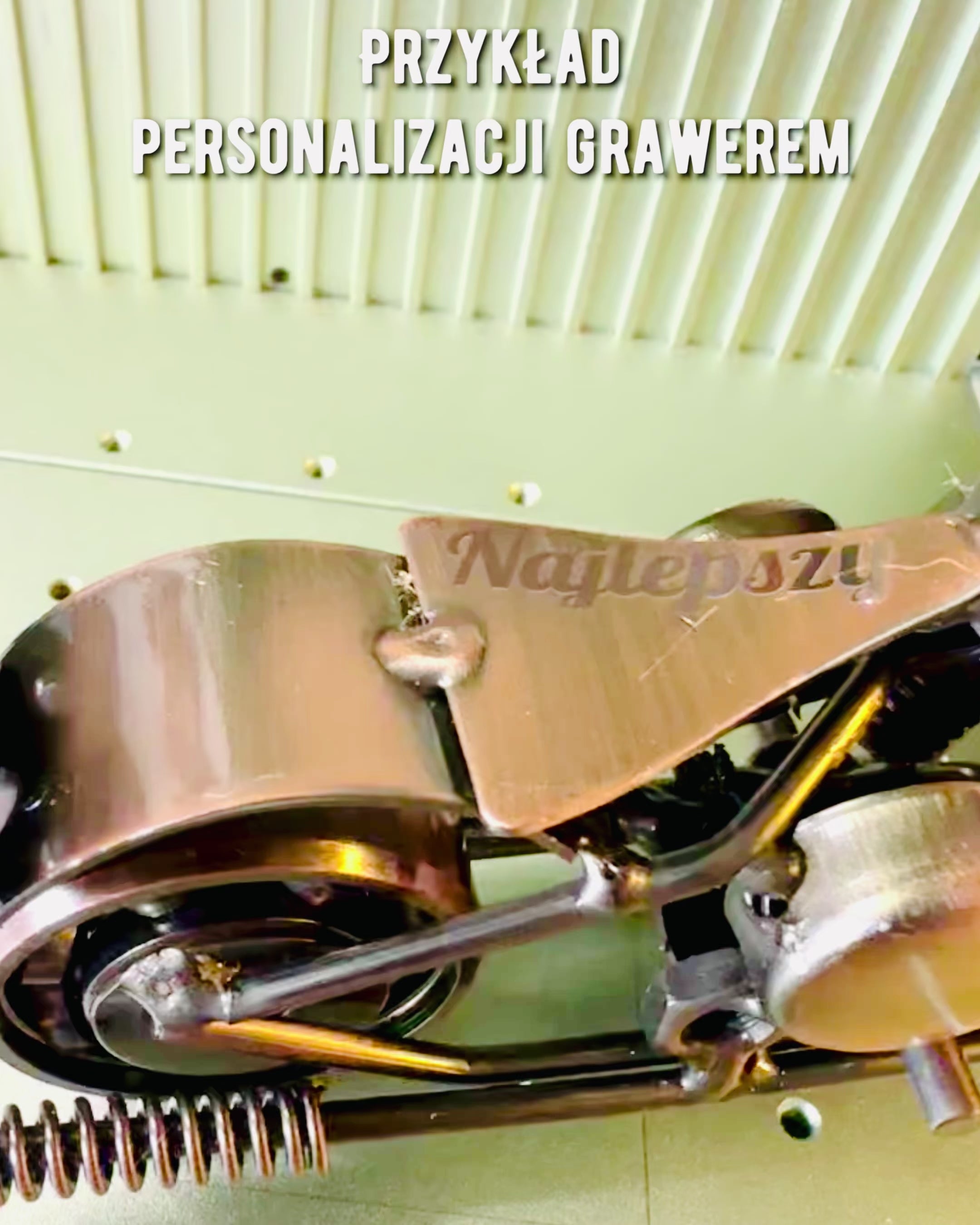 Ručně Vyrobený Kovový Model Motocyklu „Chopper“ – Personalizace a Gravírování jako Dárek