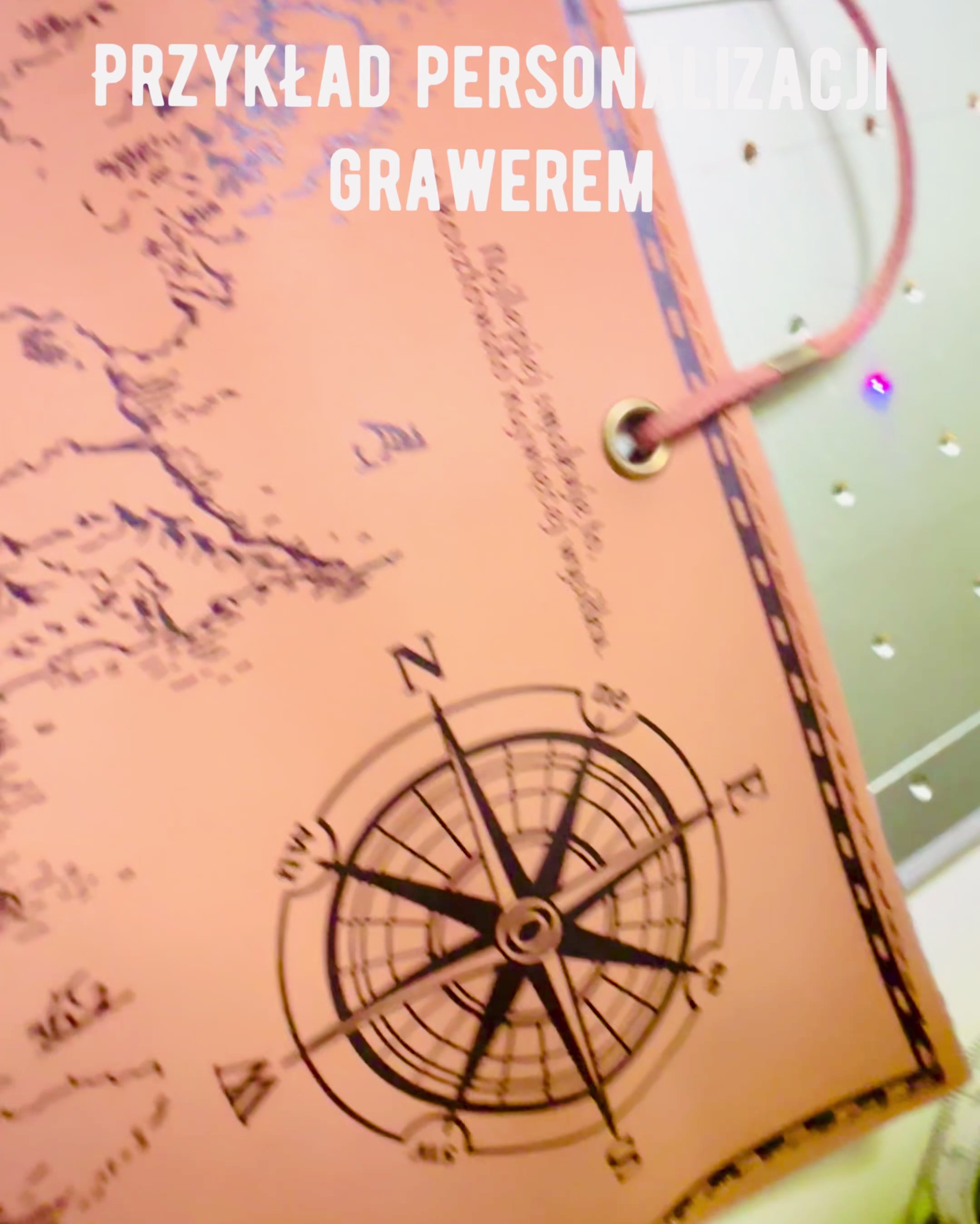 Retro světle hnědý - matný, kožený penál ve stylu cestovatele s mapou světa – praktický a prostorný. Personalizace gravírováním.