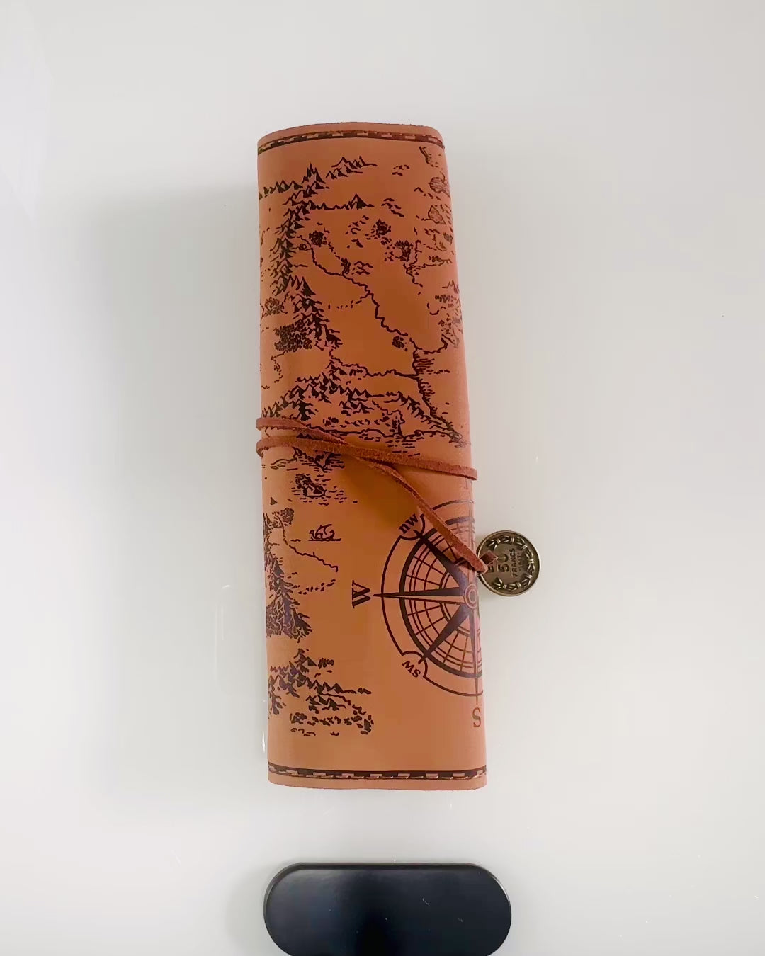 Retro světle hnědý - matný, kožený penál ve stylu cestovatele s mapou světa – praktický a prostorný. Personalizace gravírováním.