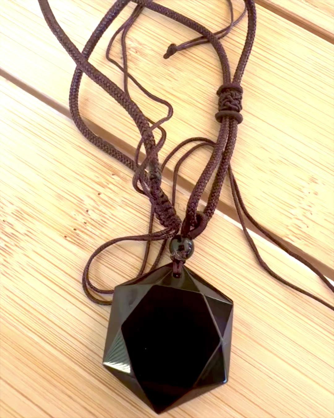 Amulet z černého obsidiánu "Davidova hvězda", možnost personalizace gravírováním jako dárek