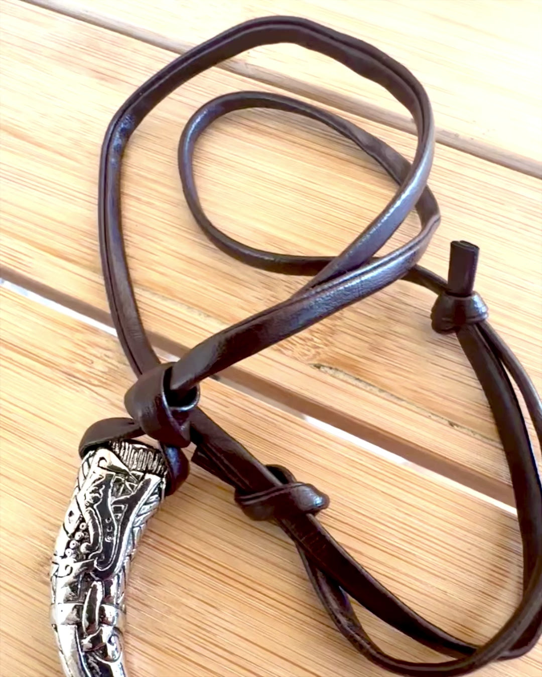 „Vlčí Tesák“ z Nerezové Oceli – Amulet Odvahy, Náhrdelník s Možností Personalizace Gravírováním jako Dárek