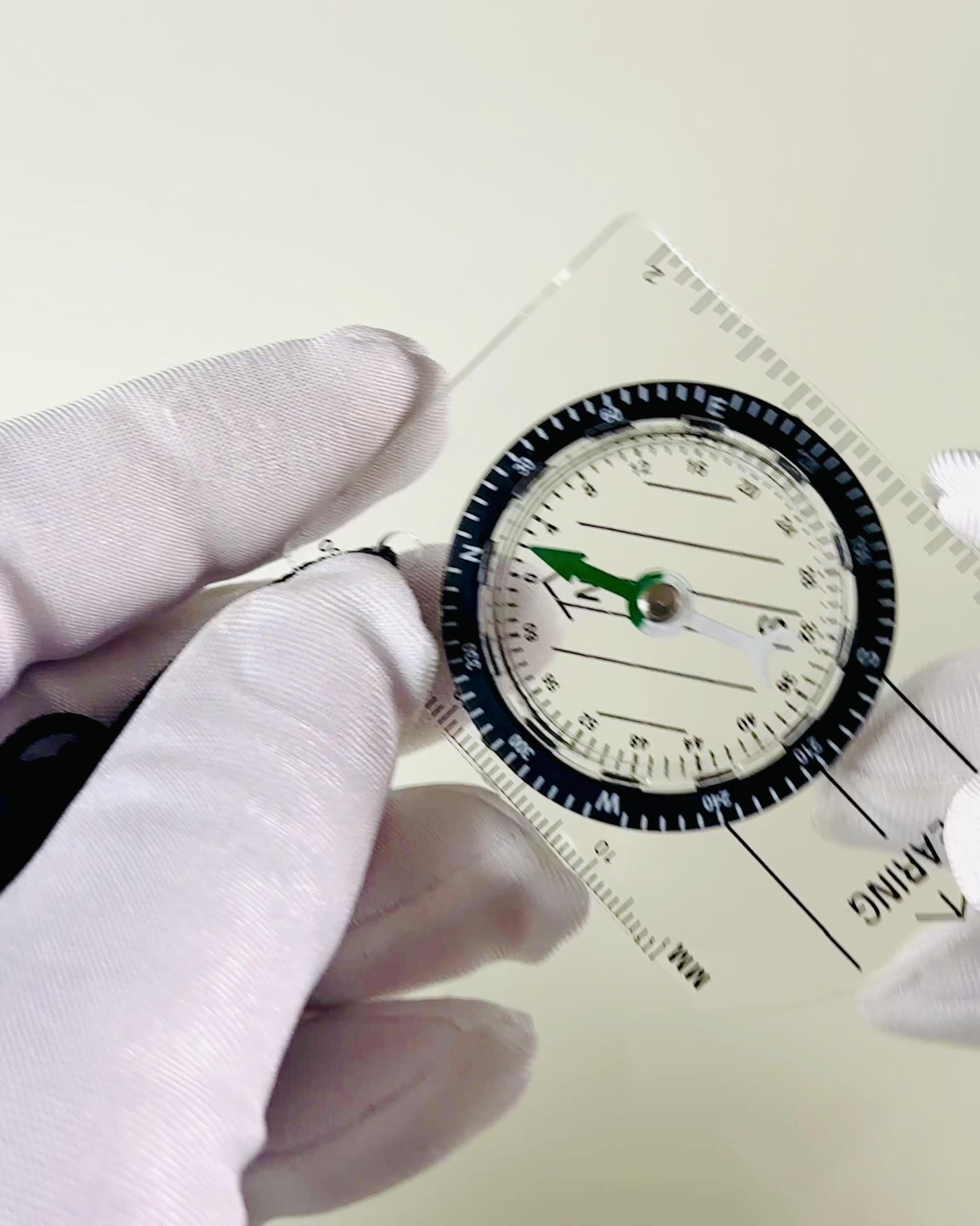 Turistický kompas "Průvodce Dobrodruha" - Průhledný, Mini Akrylový s Visícím Lanem a Měřítkem Mapy, s Gravírováním