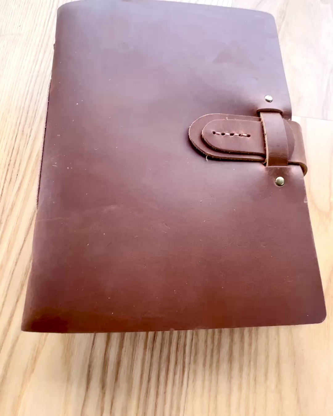 Prémiový zápisník "RetroNotes" – Elegantní zápisník z pravé kůže - 200 stran, 120g, zápisník, skicář, hnědá barva, personalizace gravírováním