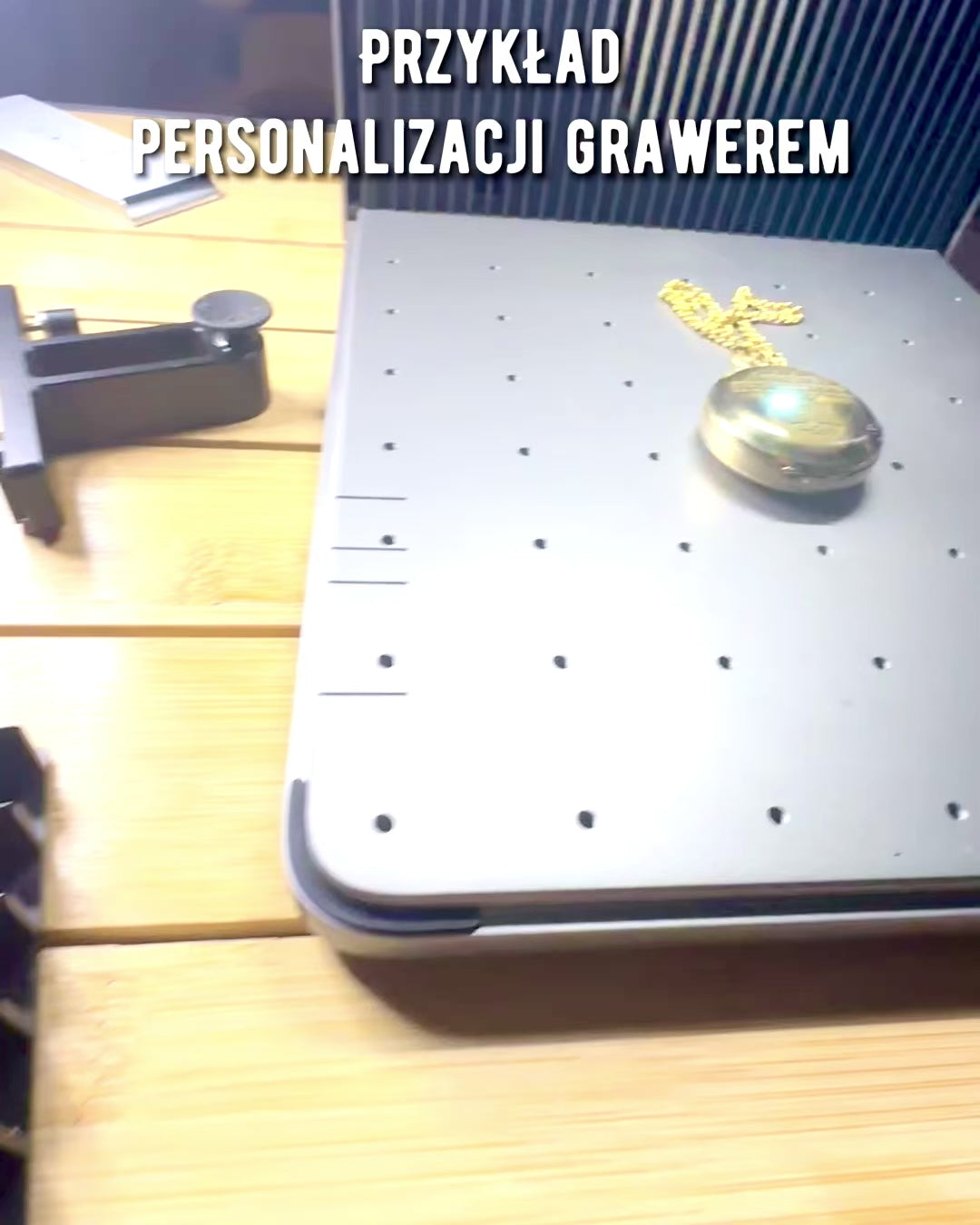 Zlaté barvy Kompas Dobrodružství – Elegantní Navigátor Objevů