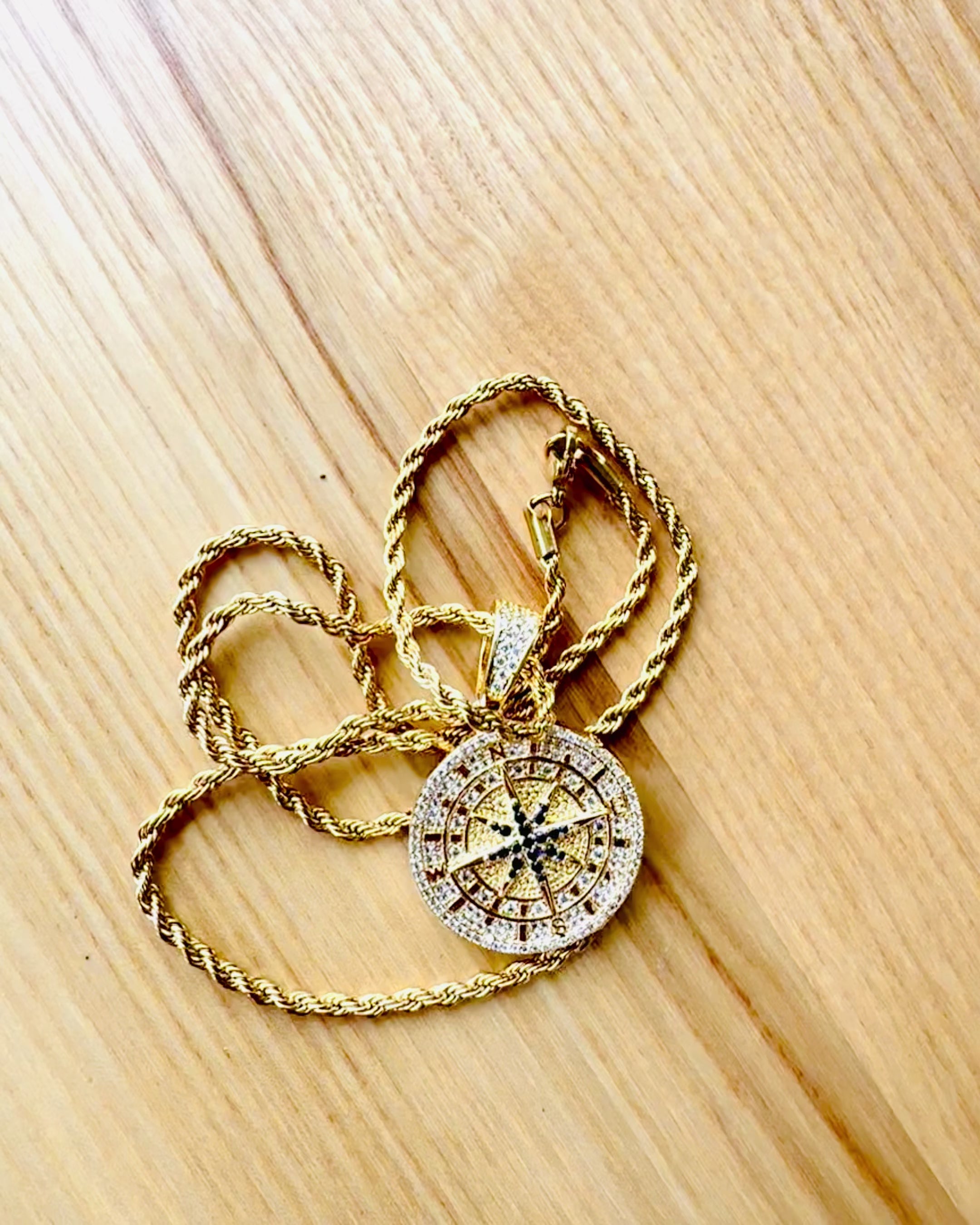 Náhrdelník s přívěskem kompasu ve stylu glamour s kubickými zirkony pro ženy a muže - zlatá barva, gravírování