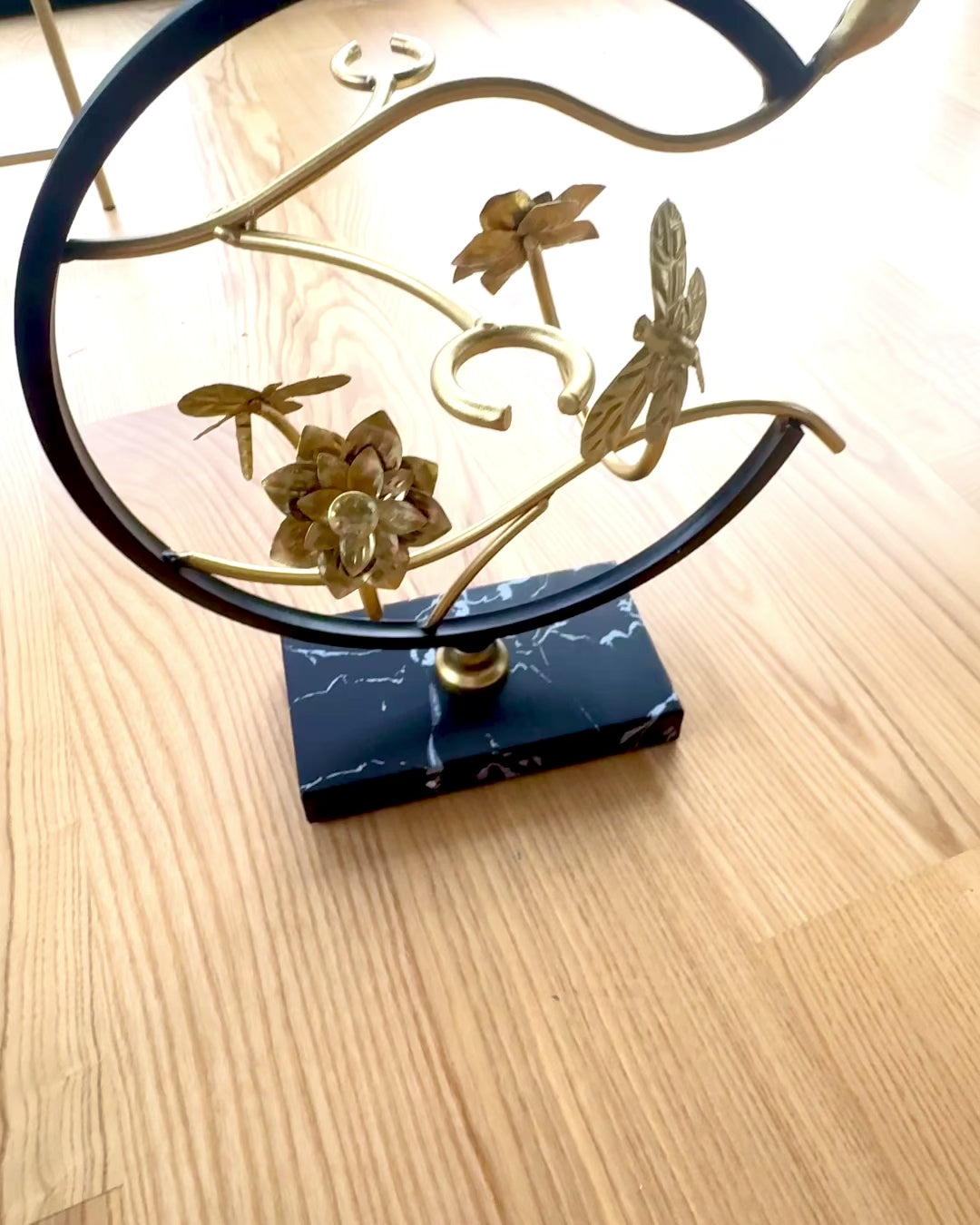 Стійка "Елегантна Комаха" - для пляшки вина та келихів, висота 33 см, можливість персоналізації гравіюванням на подарунок