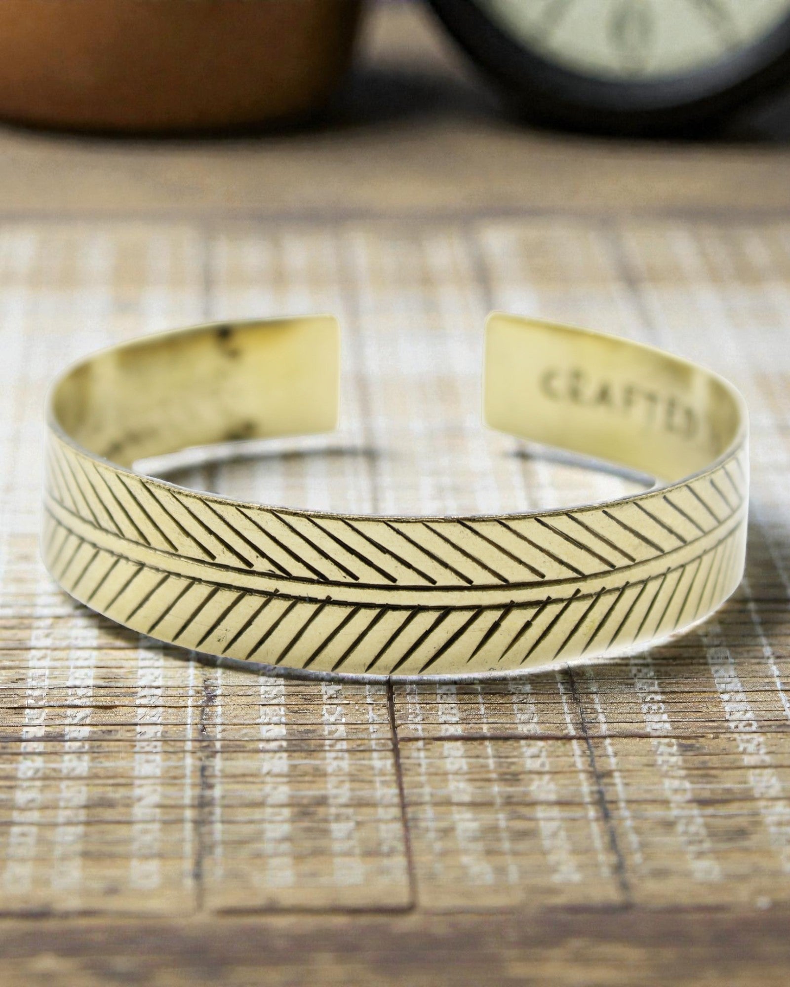 Tibetský mosazný náramek Zlatý list – široký tribal