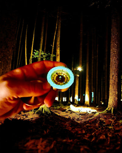 Busolă din Alamă Rezistentă la Apă cu Efect de Strălucire - Esențial pentru Drumeții și Camping, personalizare cu gravură