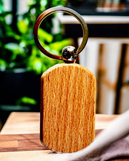 Breloc Elegant din Lemn cu Posibilitate de Personalizare prin Gravură – Ideal pentru Cadou
