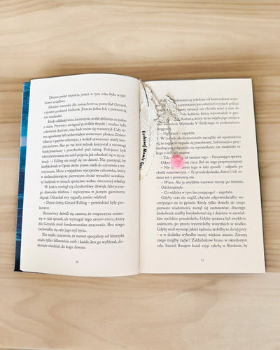 Semn de carte creativ în stil retro cu motiv de pană și fluture – Cadou promoțional elegant, culoare argintie/albastră