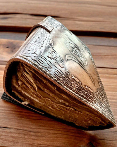 Преміум Щоденник, Античний візерунок, Шкіряний Нотатник "Магічна Хроніка" 200 сторінок, 2 варіанти на вибір, персоналізація гравіюванням