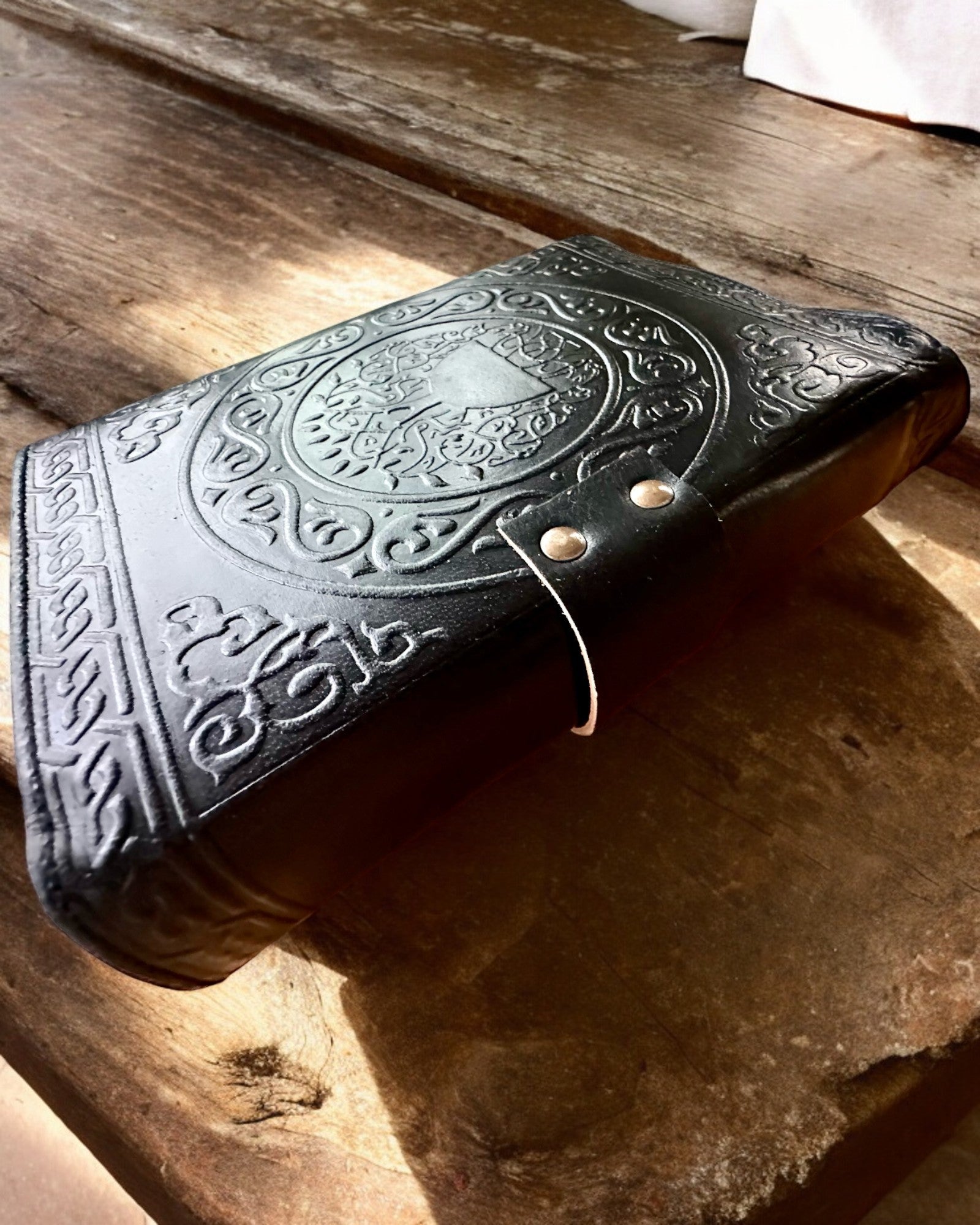 Prémiový deník, antický vzor, kožený zápisník "Magická kronika" 200 stran, 2 varianty na výběr, personalizace gravírováním