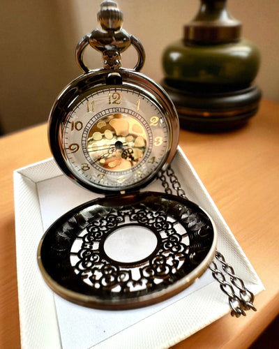 Černé Kapesní Hodinky „Midnight Elegance”, personalizace na dárek gravírováním