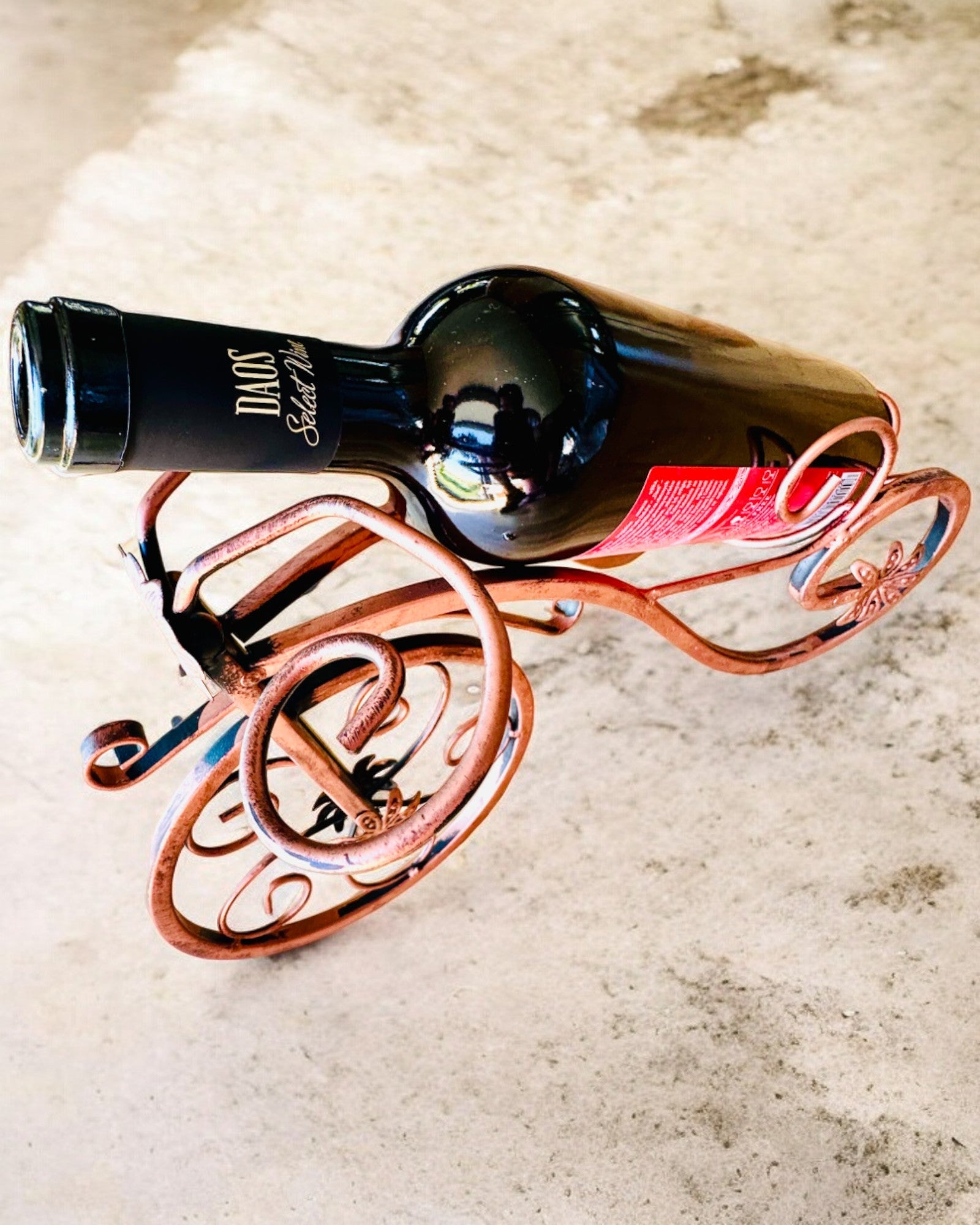 Stojan na víno "WineCycle" ve tvaru kola - možnost personalizace gravírováním jako dárek
