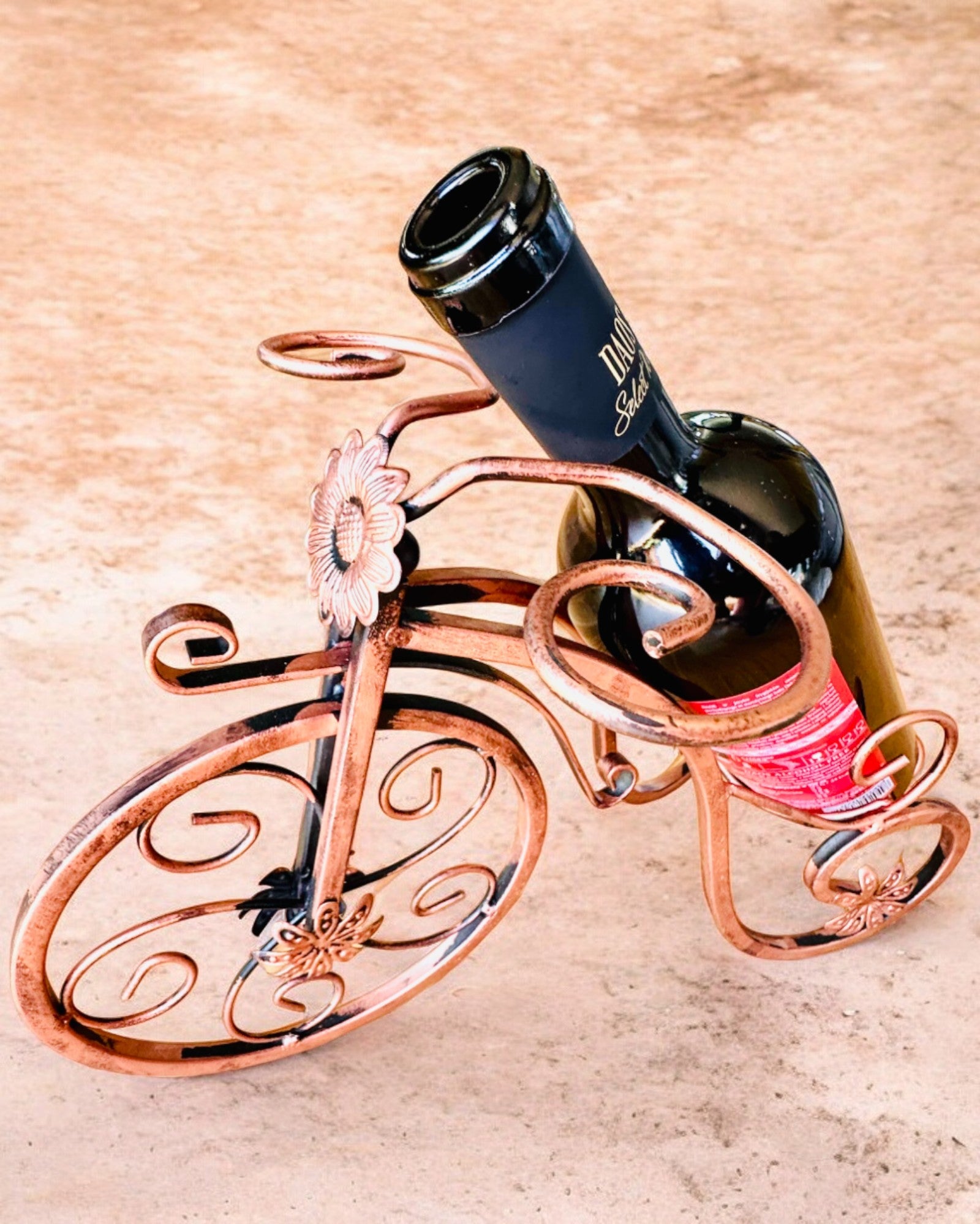 Stojan na víno "WineCycle" ve tvaru kola - možnost personalizace gravírováním jako dárek
