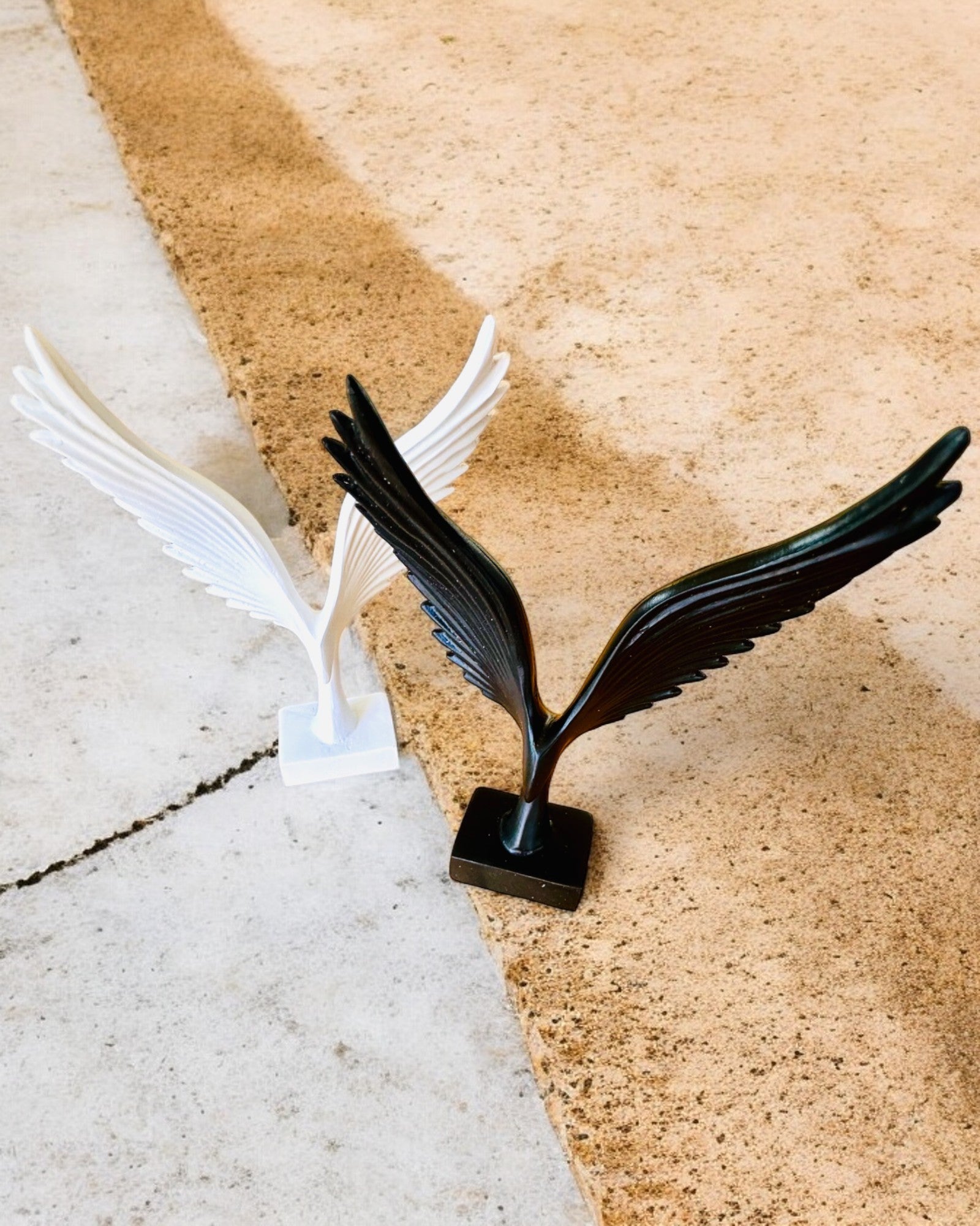 Elegantní figurka andělských křídel 15 cm vysoká – "Křídloví strážci", možnost personalizace gravírováním jako dárek, personalizace, 2 barevné varianty