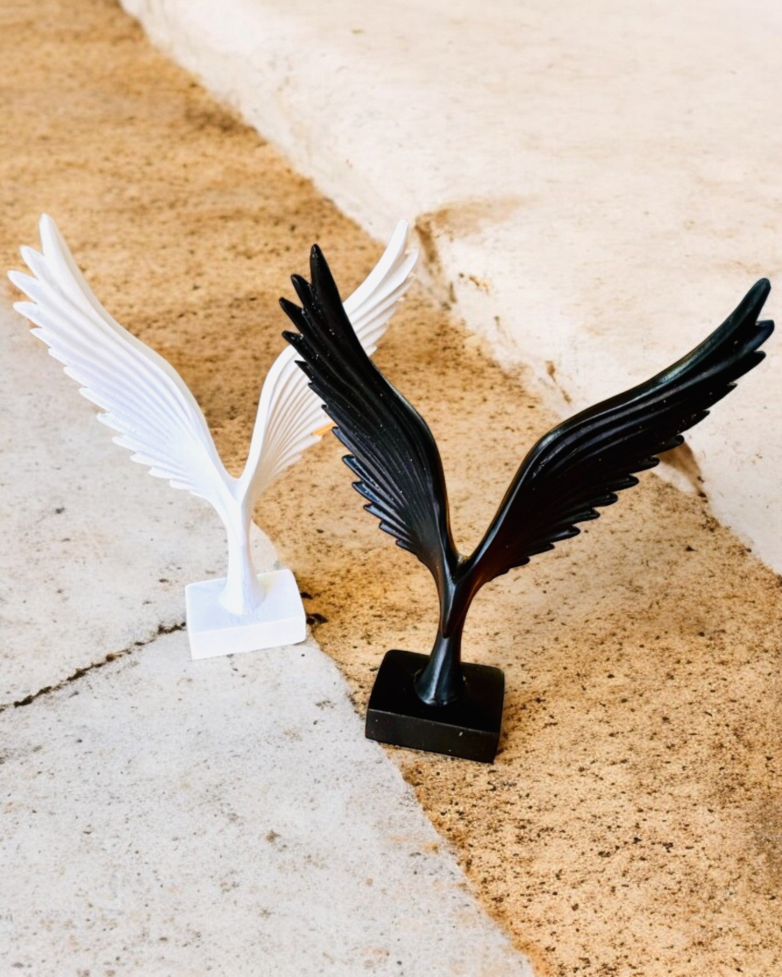 Elegantní figurka andělských křídel 15 cm vysoká – "Křídloví strážci", možnost personalizace gravírováním jako dárek, personalizace, 2 barevné varianty