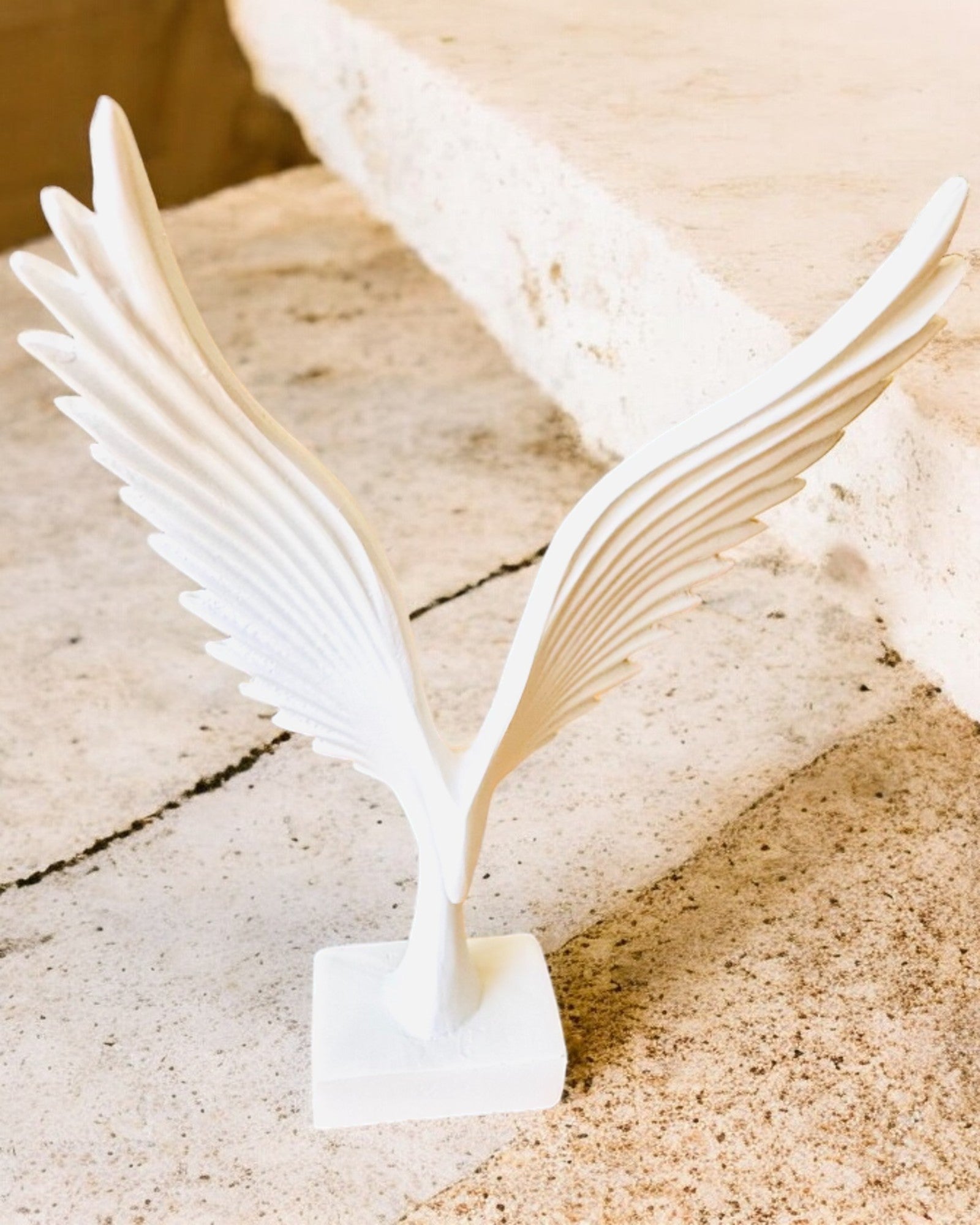 Elegantní figurka andělských křídel 15 cm vysoká – "Křídloví strážci", možnost personalizace gravírováním jako dárek, personalizace, 2 barevné varianty