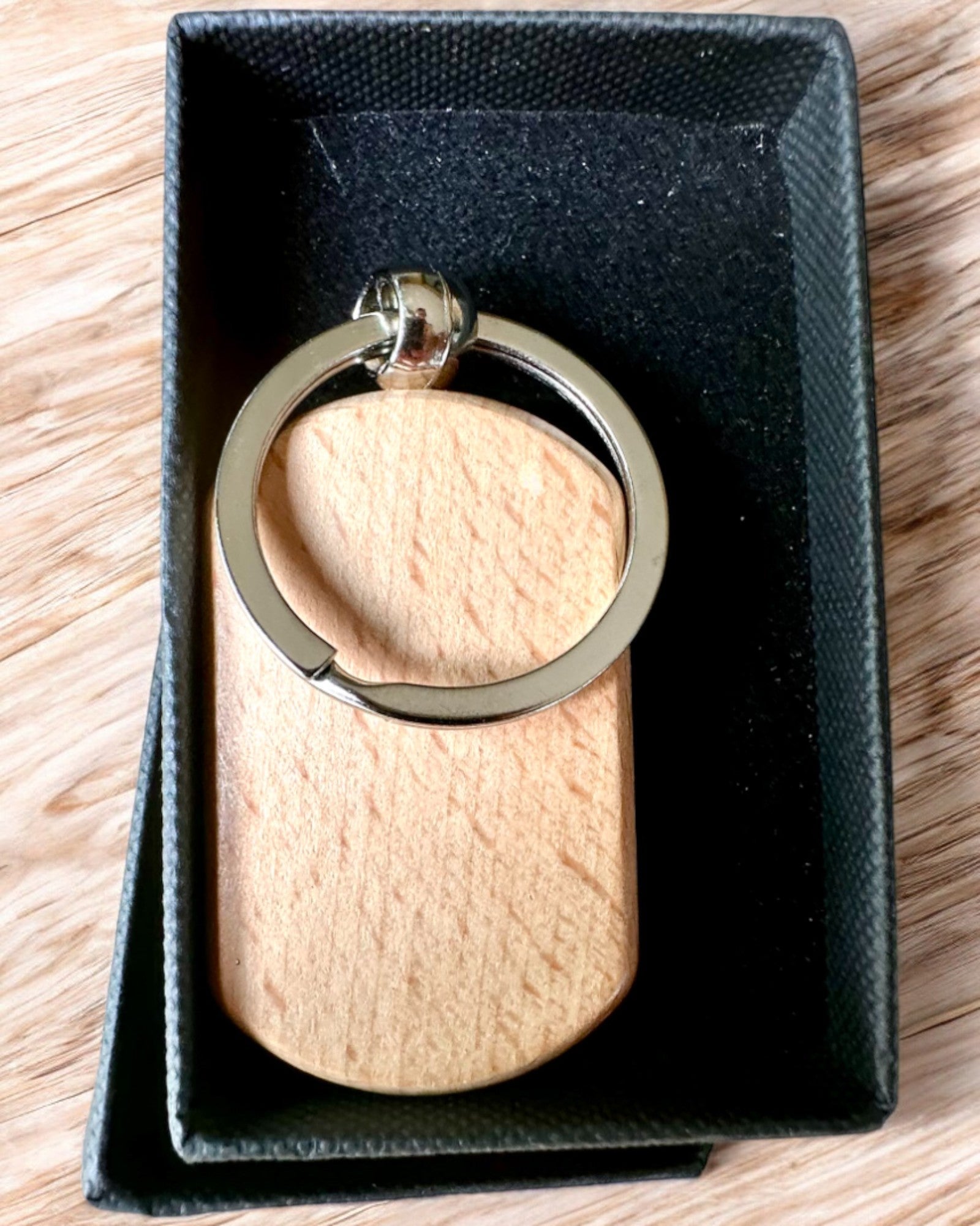Breloc Elegant din Lemn cu Posibilitate de Personalizare prin Gravură – Ideal pentru Cadou