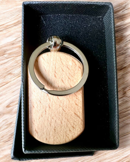 Breloc Elegant din Lemn cu Posibilitate de Personalizare prin Gravură – Ideal pentru Cadou