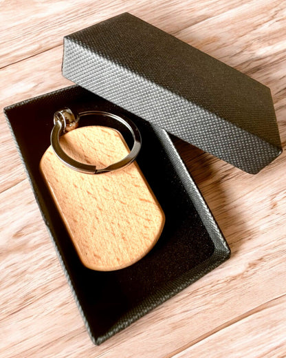 Breloc Elegant din Lemn cu Posibilitate de Personalizare prin Gravură – Ideal pentru Cadou
