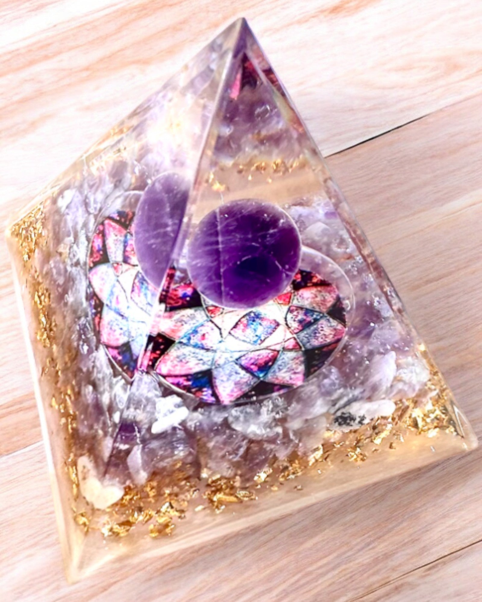 Orgonitová energetická pyramida "Amethyst Star" s ametystovými krystaly