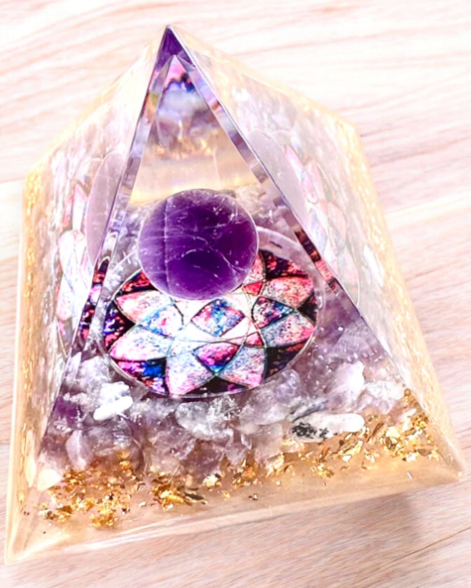 Енергетична пірамідка "Amethyst Star" з оргоніту з кристалами аметисту