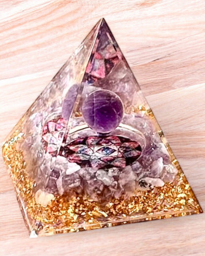 Енергетична пірамідка "Amethyst Star" з оргоніту з кристалами аметисту