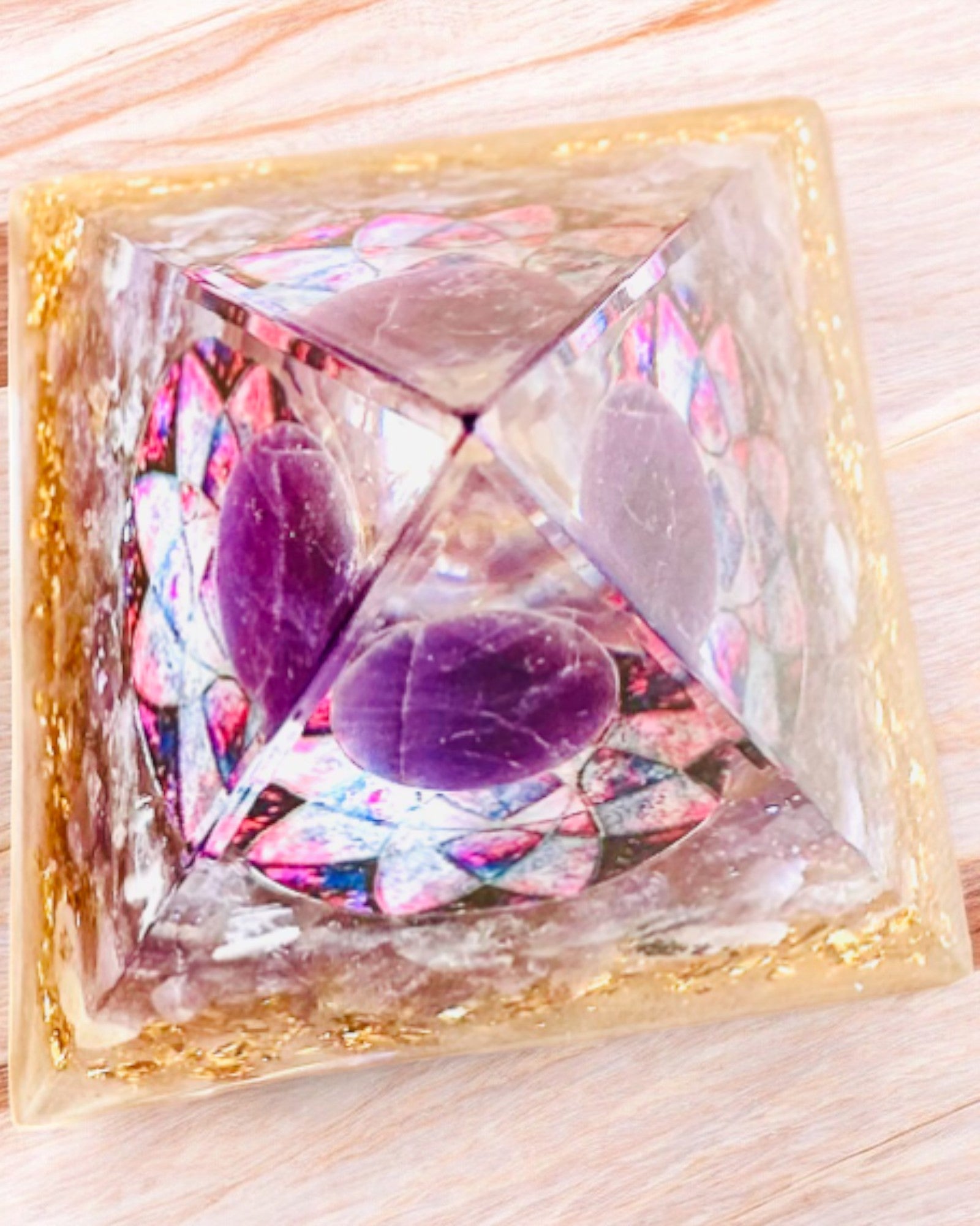 Orgonitová energetická pyramida "Amethyst Star" s ametystovými krystaly