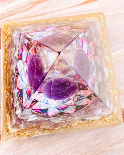 Енергетична пірамідка "Amethyst Star" з оргоніту з кристалами аметисту