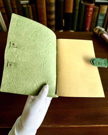 Skórzany Notatnik Vintage „Floralis” – ręcznie tłoczony, 400 stron, możliwość grawerowania, 2 warianty