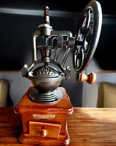 Retro młynek do kawy „Vintage Café” 27 cm wysokości, z możliwością personalizacji grawerem na prezent