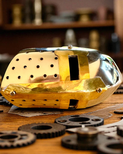 Mini coif de cavaler „Guardian” din alamă – realizat manual, 12 cm, posibilitate de personalizare cu gravură pentru cadou