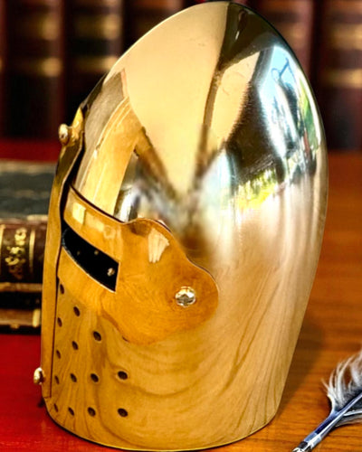 Mini coif de cavaler „Guardian” din alamă – realizat manual, 12 cm, posibilitate de personalizare cu gravură pentru cadou