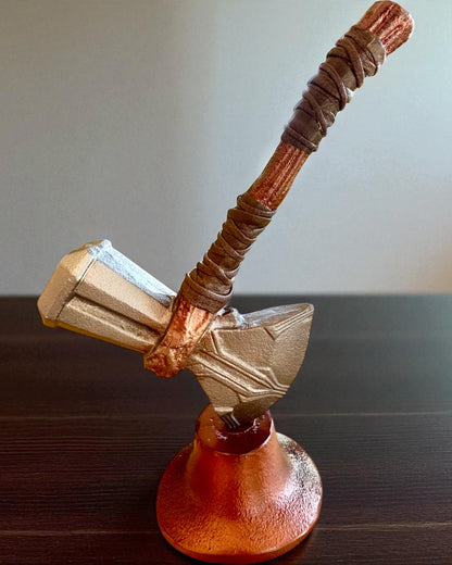 Storm Relic – dekorativní kladivo se základnou, 26 cm, ručně vyrobené, možnost personalizace gravírováním jako dárek