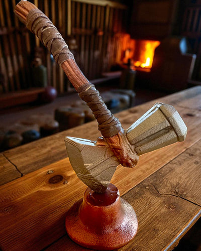 Storm Relic – młot dekoracyjny z podstawą, 26 cm, ręcznie wykonany,  możliwość personalizacji grawerem na prezent